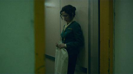 Besorgt. Rezeptionistin Lamija (Snežana Vidović). 