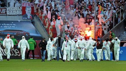 Der Auslöser aller Repressalien. Seit dem Platzsturm der Kölner Fans gibt es beim Derby Einschränkungen für den Gäste-Anhang.