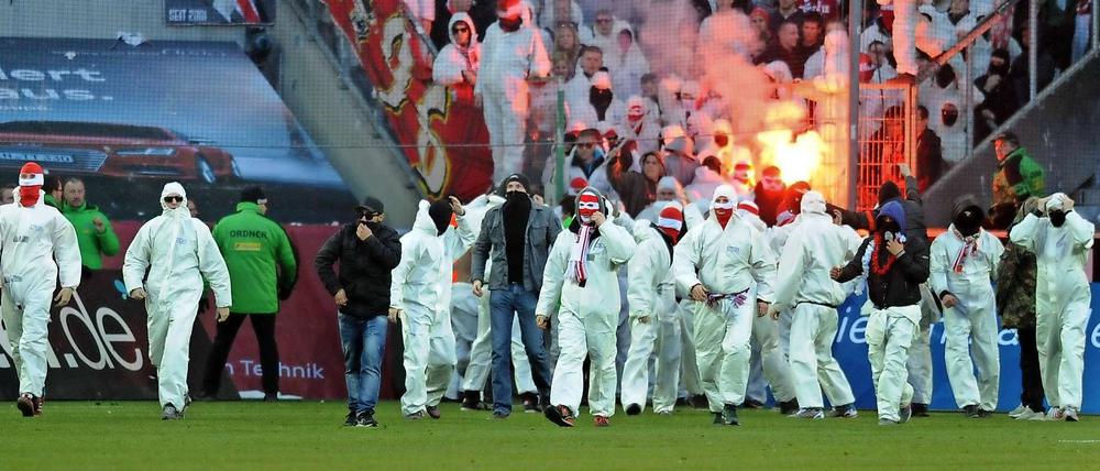 Der Auslöser aller Repressalien. Seit dem Platzsturm der Kölner Fans gibt es beim Derby Einschränkungen für den Gäste-Anhang.