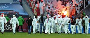 Der Auslöser aller Repressalien. Seit dem Platzsturm der Kölner Fans gibt es beim Derby Einschränkungen für den Gäste-Anhang.