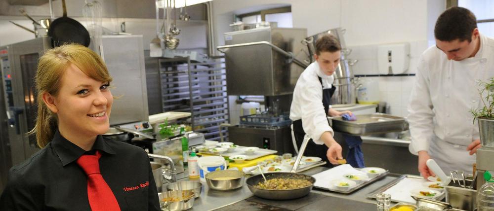 Im Gastgewerbe bleiben viele Ausbildungsstellen unbesetzt. Immer mehr Betriebe versuchen dem Nachwuchsmangel etwas entgegenzusetzen.