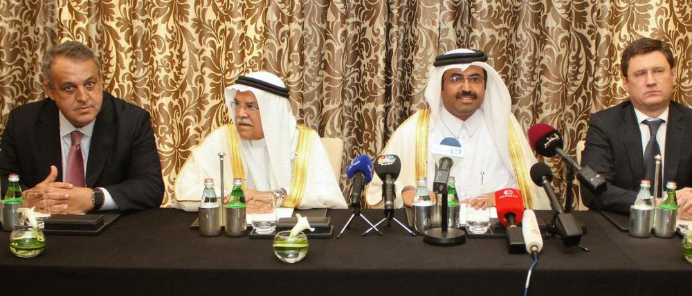 Sind sich einig: Russlands Energieminister Alexander Novak, sein Amtskollege Mohammad bin Saleh al-Sada aus Katar sowie die Ölminister aus Saudi-Arabien und Venezuela, Ali al-Naimi und Eulogio del Pino (von links).