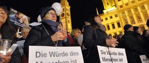 Zahlreiche Demonstranten haben in Augsburg gegen einen dort stattfindenden Neujahrsempfang mit der AfD-Bundesvorsitzenden Petry protestiert.