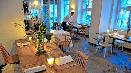 Das gefällt der Szene: Blanke Holztische, stylisches Ambiente, gute Küche, stilvoll serviert. Das Restaurant "Lokal" in der Linienstraße hat sein Publikum schon gefunden.