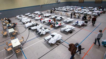 Es fehlt an Unterkünften. Deswegen müssen viele Flüchtlinge in Turnhallen schlafen.