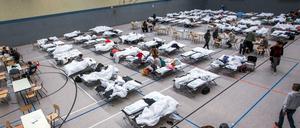 Es fehlt an Unterkünften. Deswegen müssen viele Flüchtlinge in Turnhallen schlafen.