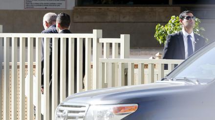 Israels ehemaliger Ministerpräsident Ehud Olmert am Montag beim Betreten des Gefängnisareals bei Tel Aviv.