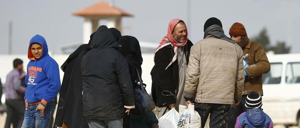 Syrische Flüchtlinge warten unweit von Azaz. Weil die syrischen Kurden dieses Gebiet unter ihre Kontrolle gebracht haben, bombardiert die Türkei nun ihre Stellungen.