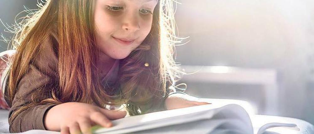 Ob ein Kind später Schwierigkeiten beim Lesen hat, könnte schon im Kindergartenalter festgestellt werden.
