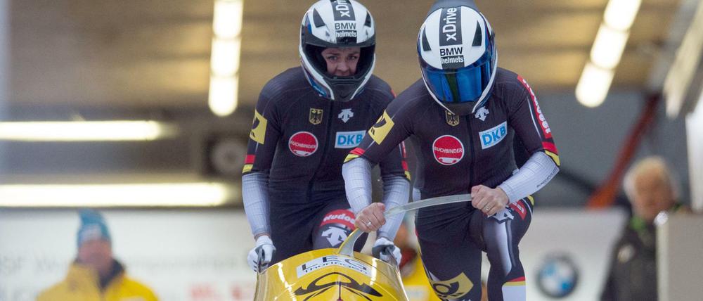 Anja Schneiderheinze (l) und Annika Drazek (GER) während des 1. Laufs.