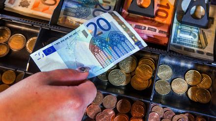 Streit um Mindestlohn für Flüchtlinge.