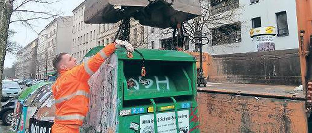 Und weg damit! Die BSR beseitigt einen illegal aufgestellten Container in der Wrangelstraße in Kreuzberg.