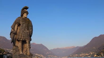 Eine Mars-Statue am Comer See. Bei Dichter Sebastien Garnier wurde der Kriegsgott statt mit dem Speer mit moderner Schusswaffe ausgestattet.