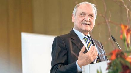 Zeichen der Verbundenheit: Mit Krawatte in den Corporate-Design-Farben der Freien Universität erschien Kanzler Peter Lange zum Festakt.