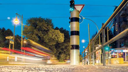 Blitzt Raser, blitzt Rotlichtfahrer. Die neuen Säulen in Berlin.