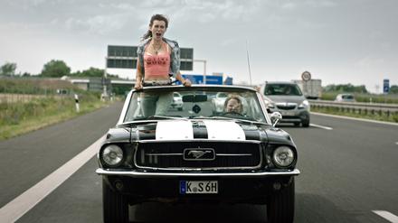 Volles Risiko: Lisa (Sylta Fee Wegmann, li.) mit ihrer besten Freundin Jenny (Isabel Thierauch) im True-Crime-Format "Gottlos" auf RTL2. 
