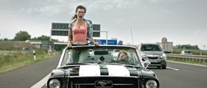 Volles Risiko: Lisa (Sylta Fee Wegmann, li.) mit ihrer besten Freundin Jenny (Isabel Thierauch) im True-Crime-Format "Gottlos" auf RTL2. 