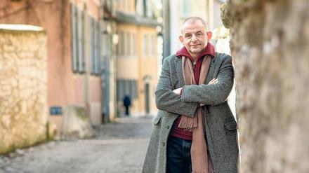 Dominique Horwitz in den Gassen von Heimat.