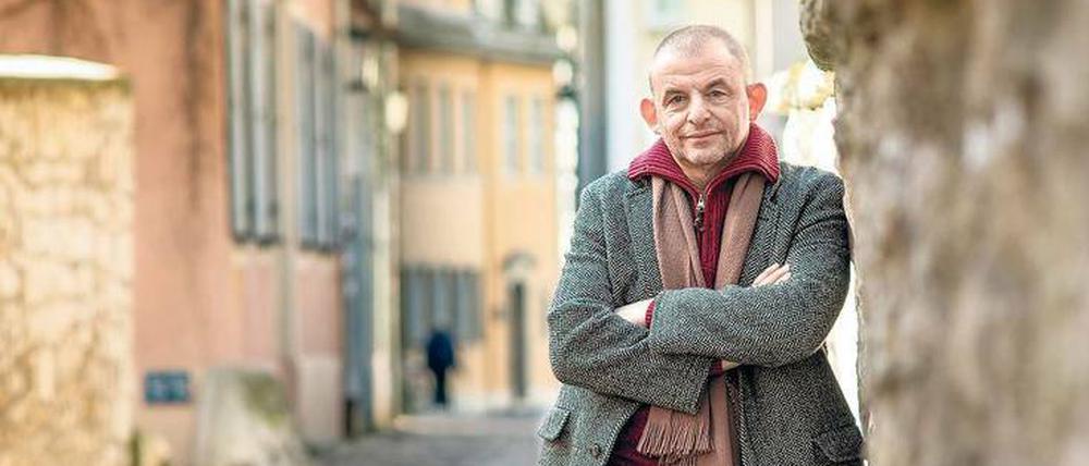 Dominique Horwitz in den Gassen von Heimat.