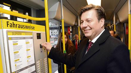 Langstrecke! Senator Geisel holt schon mal das Kleingeld in der Tram raus.