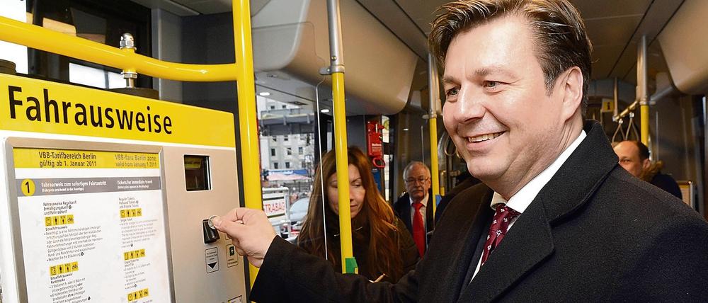 Langstrecke! Senator Geisel holt schon mal das Kleingeld in der Tram raus.