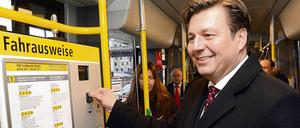 Langstrecke! Senator Geisel holt schon mal das Kleingeld in der Tram raus.
