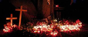 Kerzen am Malchower See, wo Maria P. aufgewachsen ist, erinnern an die getötete 19-Jährige. Der Staatsanwalt fordert für ihre mutmaßlichen Mörder die Höchststrafe.