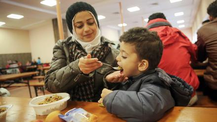 Die Zahl der Frauen und Kinder unter den Flüchtlingen hat stark zugenommen, seit in Deutschland über die Einschränkung des Familiennachzuges debattiert wird.