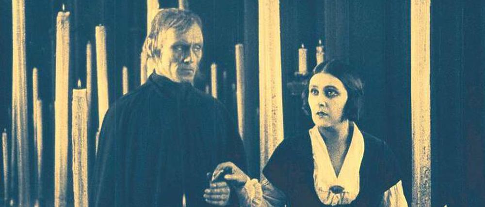 Der Tod (Bernhard Goetzke) führt die Frau (Lil Dagover) zu ihrem verstorbenen Bräutigam.