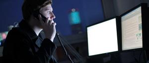 ARCHIV - ILLUSTRATION - Ein Mann sitzt am 28.11.2011 in einem Büro in Köln an seinem Computer-Arbeitsplatz und telefoniert. Foto: Oliver Berg dpa (zu dpa «Deutschen ist Acht-Stunden-Tag heilig» vom 17.10.2015) +++(c) dpa - Bildfunk+++