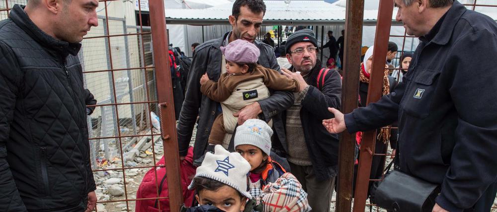 Flüchtlinge verlassen nach ihrer Registrierung ein Transitcamp an der mazedonischen Grenze, um per Zug an die serbische Grenze weiter zu reisen.