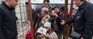 Flüchtlinge verlassen nach ihrer Registrierung ein Transitcamp an der mazedonischen Grenze, um per Zug an die serbische Grenze weiter zu reisen.