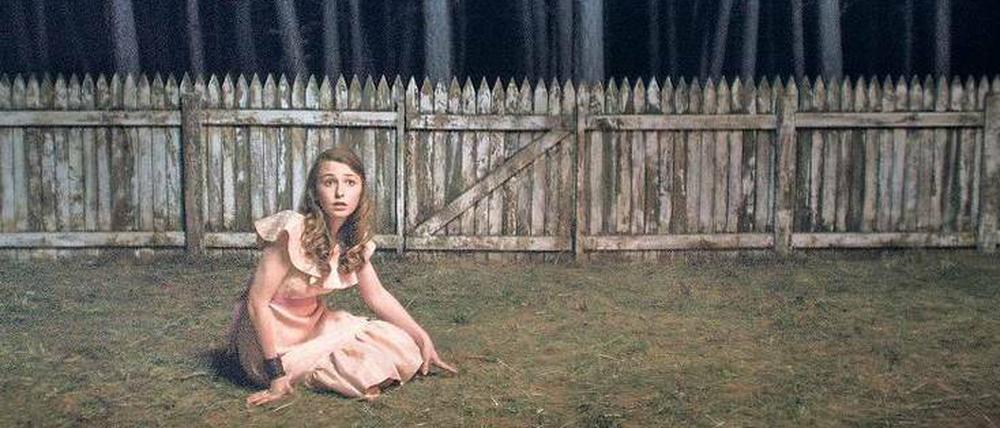 Unheimlich. In „Girl Asleep“ träumt sich Greta (Bethany Whitmore) in den Wald.