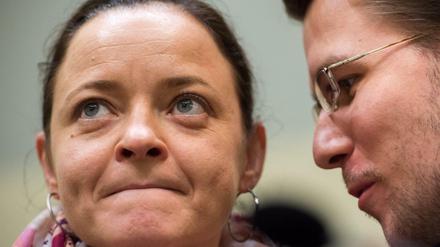 Die Angeklagte Beate Zschäpe unterhält sich mit ihrem Anwalt Mathias Grasel im Saal des Oberlandesgericht in München.