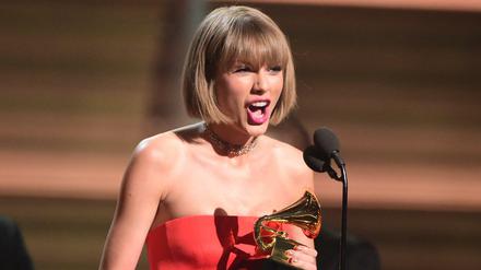 Taylor Swift freut sich unter anderem über den Grammy für das beste Album. 