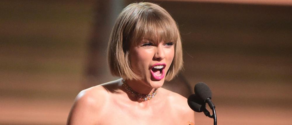 Taylor Swift freut sich unter anderem über den Grammy für das beste Album.