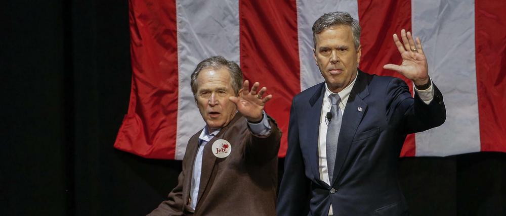 George W. Bush und sein Bruder Jeb Bush am Montagabend auf einer Wahlveranstaltung in Charleston, North Carolina.