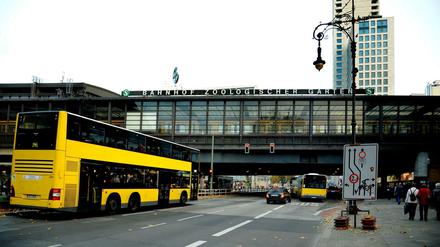 Hinter der Straßenbrücke des Bahnhof Zoo liegen die Bushaltestellen. Das Hotel Waldorf Astoria ist im Hintergrund zu sehen.