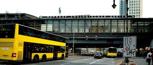 Hinter der Straßenbrücke des Bahnhof Zoo liegen die Bushaltestellen. Das Hotel Waldorf Astoria ist im Hintergrund zu sehen.