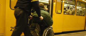 Bitte vorne warten! Rollstuhlfahrer, die mit der U-Bahn unterwegs sind und eine Rampe brauchen, sollten in der Nähe des Fahrers warten.