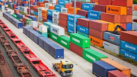 Das Eindruck trügt: ein Großteil des deutschen Güterverkehrs wird über Lastwagen abgewickelt.