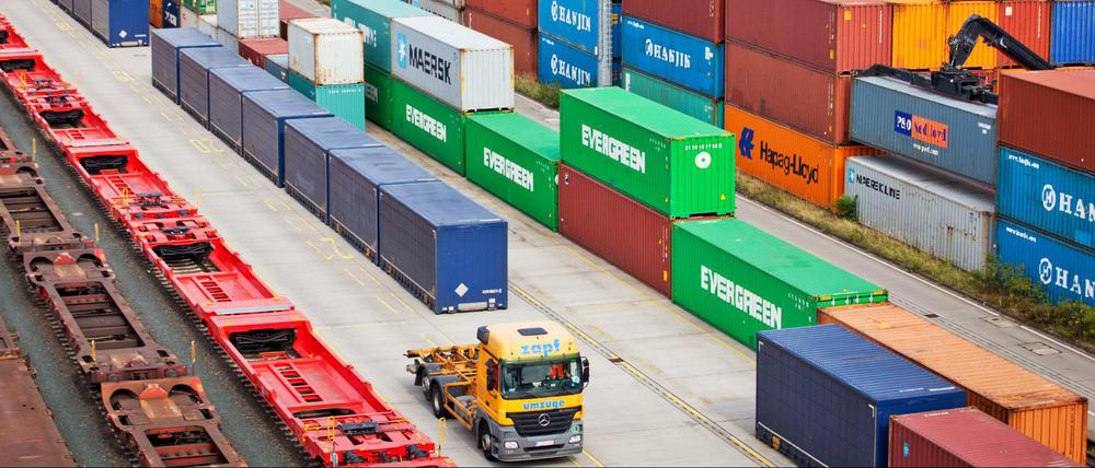 Das Eindruck trügt: ein Großteil des deutschen Güterverkehrs wird über Lastwagen abgewickelt.