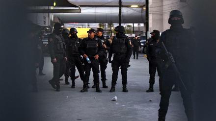 Die Polizei bringt sich vor dem Gebäude in Stellung.