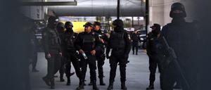 Die Polizei bringt sich vor dem Gebäude in Stellung.