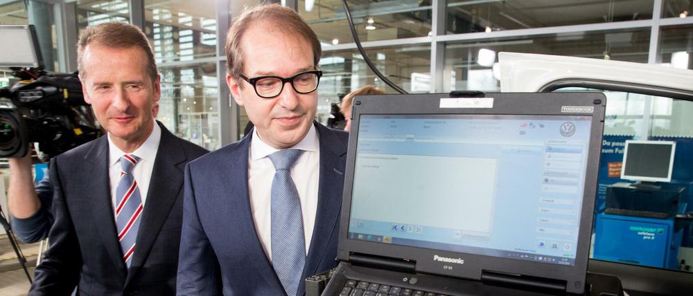 Kontrolle ist besser: Bundesverkehrsminister Alexander Dobrindt (r, CSU) und Herbert Diess (l), Vorstandsvorsitzender der Marke Volkswagen Pkw, bei der Umrüstung der Software für den Volkswagen Amarok.