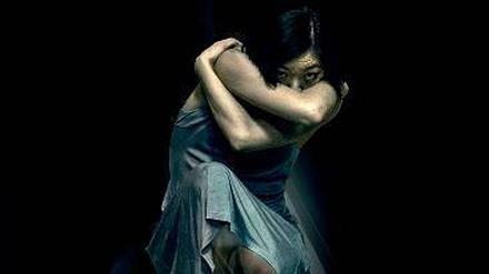 Opferhaltung. Dame des Corps de Ballet in Duatos Choreographie. 