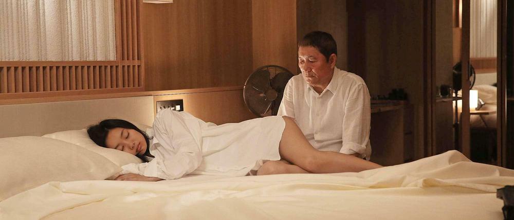 Ein alter Mann und seine manische Filmerei: Takeshi Kitano und Shiori Kutsuna in "While the Women Are Sleeping".