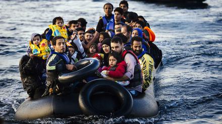 Flüchtlinge erreichen die griechische Insel Lesbos.