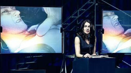 Wenn’s dem Idealismus an die Gurgel geht: Stephanie Eidt spricht und spielt die dänische „Borgen“-Heldin Birgitte Nyborg nach. Foto: Schaubühne / Arno Declair