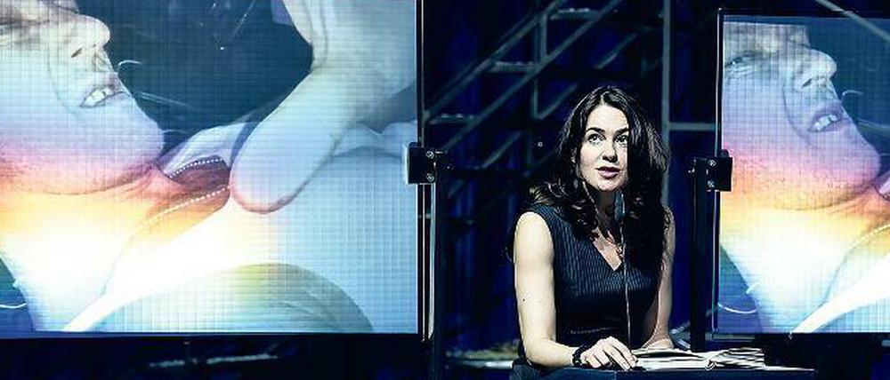 Wenn’s dem Idealismus an die Gurgel geht: Stephanie Eidt spricht und spielt die dänische „Borgen“-Heldin Birgitte Nyborg nach. Foto: Schaubühne / Arno Declair